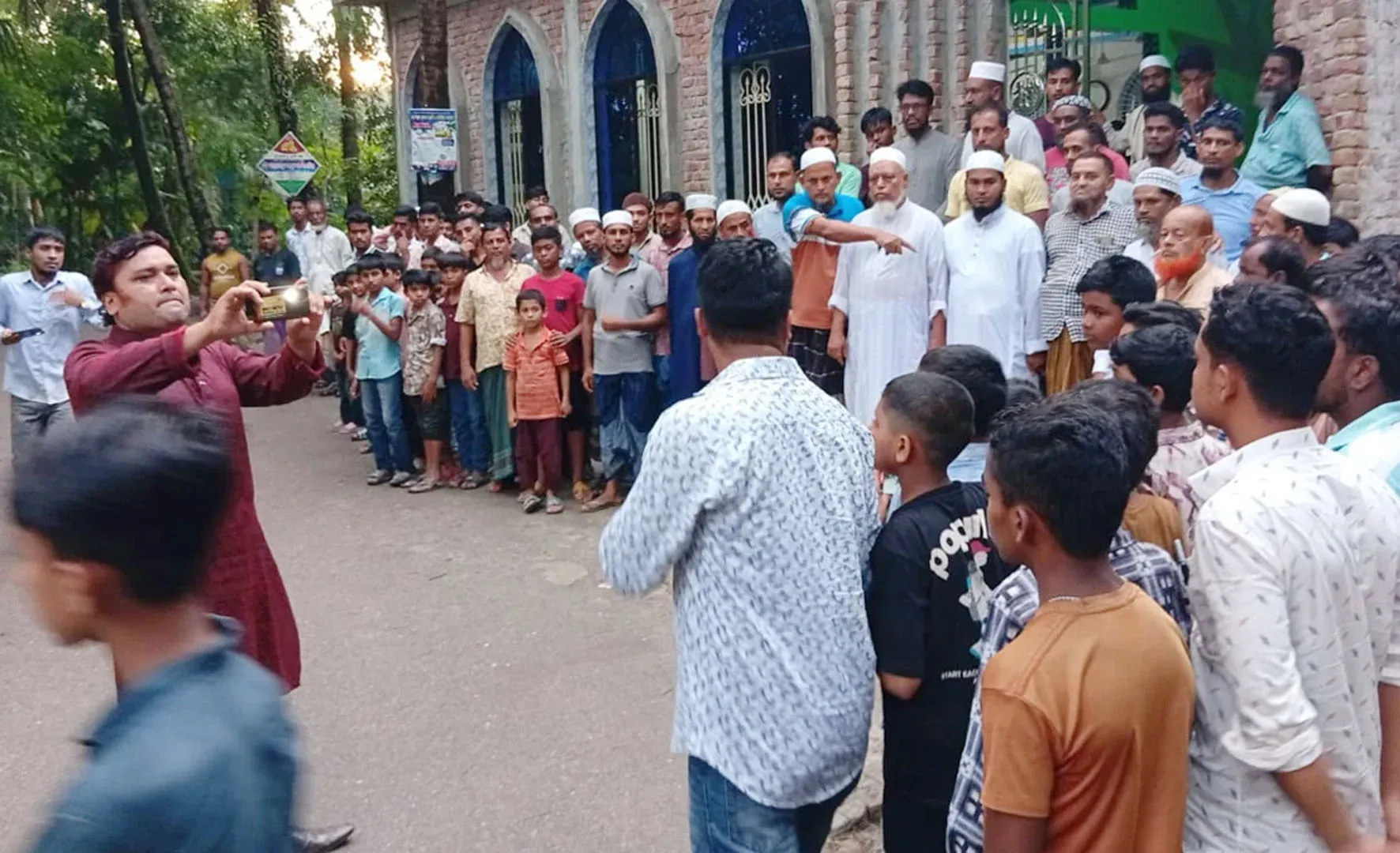 মসজিদের দরজা ভেঙে ইমামকে মারধর করল নিষিদ্ধ ছাত্রলীগের ৩ নেতাকর্মী